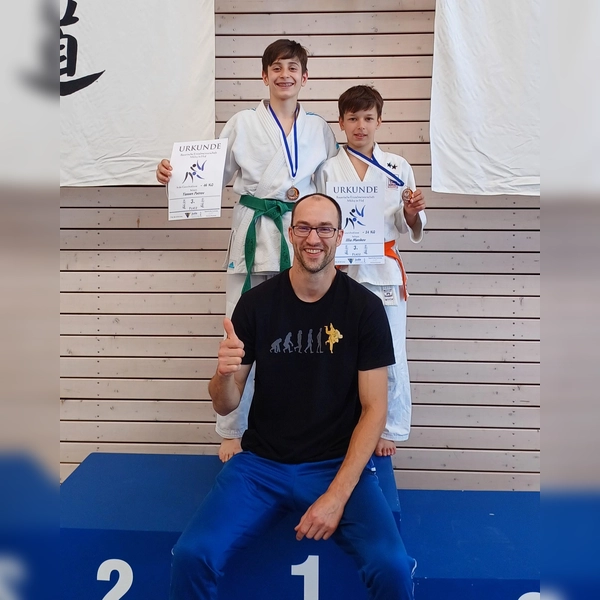 Yassen Petrov (stehend links) und Illia Menkov (stehend rechts) gemeinsam mit Trainer Lars Wegner. (Foto: SV Günding e.V.)