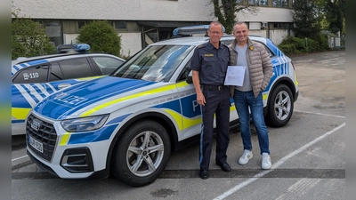 Polizeidirektor Bernd Waitzmann bedankte sich bei Antonio Siccard. (Foto: PI Dachau)