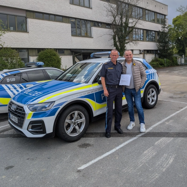 Polizeidirektor Bernd Waitzmann bedankte sich bei Antonio Siccard. (Foto: PI Dachau)
