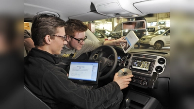 Verändertes Berufsbild: Kfz-Mechatroniker gelten heute als Elektrik- und Elektronik-Spezialisten.  (Foto: Kfz-Innung München-Oberbayern)
