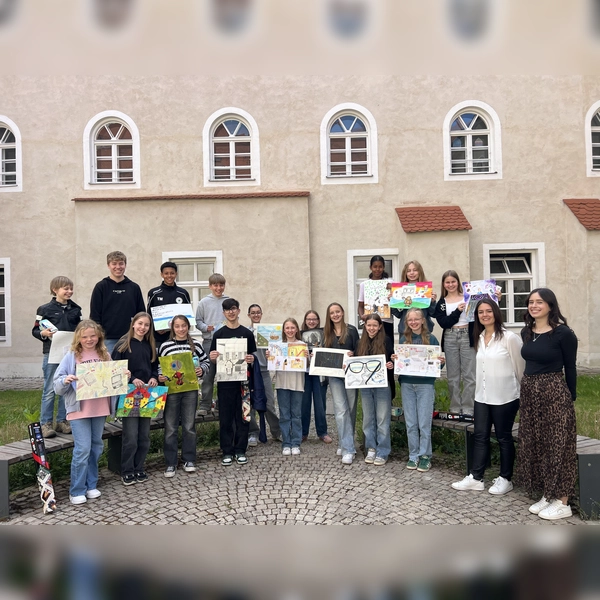 Die Klassensieger der Realschule Markt Indersdorf mit den VR-Mitarbeiterinnen Jasmin Westermeier und Sophie Leitl (rechts)  (Foto: VR Bank Dachau)