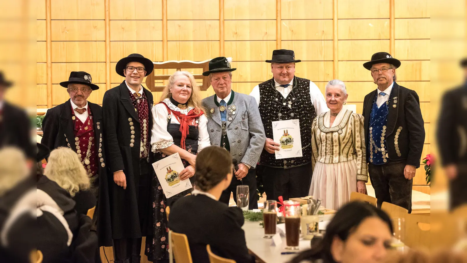 Übergabe der Ehrenzeichen an Evi Wittmann (3. von li) und Robert Gasteiger (3. von re). (Foto: Florian Lichtenstern)