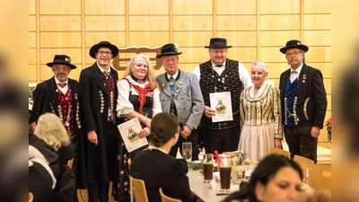 Übergabe der Ehrenzeichen an Evi Wittmann (3. von li) und Robert Gasteiger (3. von re). (Foto: Florian Lichtenstern)