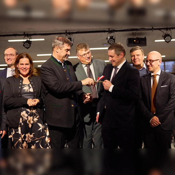 Feierliche Schlüsselübergabe des Ministerpräsidenten an den Schulleiter Tobias Berlinger. Mit im Bild: Bernhard Seidenath, Verena Dietl, Landrat Stefan Löwl und Architekt Tobias Hüber (Fritsch+Tschaidse Architekten GmbH). (Foto: Max Gall)