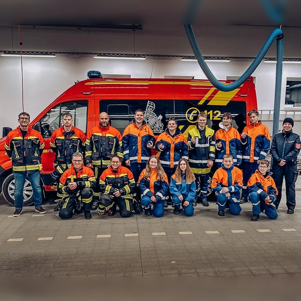 Alle neun Nachwuchs-Feuerwehrler bestanden die Prüfung.  (Foto: KBI Dachau)