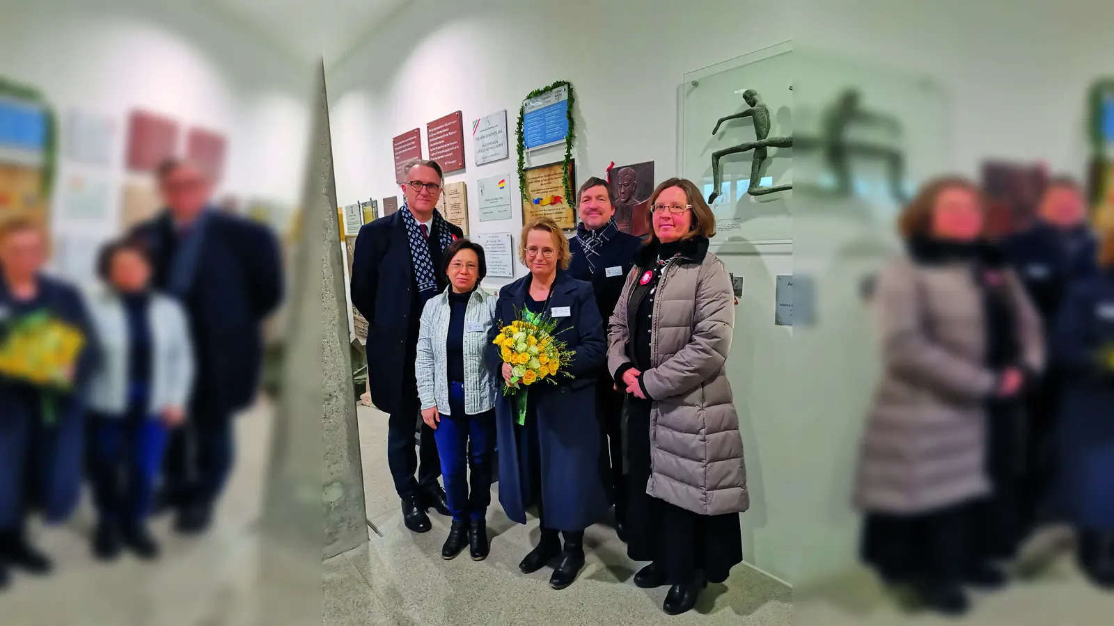 Der Vereinsvorstand am Tag der Enthüllungs- und Segnungsfeier vor der Gedenktafel im Gedenkraum der Gedenkstätte des KZ Dachau. (Foto: Ölsner Werbung)