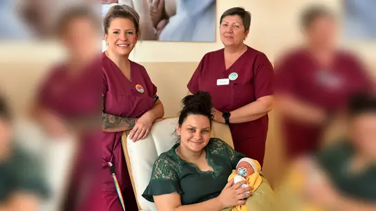 Zeljka Sandzaktar, Stationsleiterin der Geburtshilfe, und ihre Stellvertretung Martina Rohrer freuen sich mit Kollegin und Mutter Nerma Basic über den kleinen Ajnur.  (Foto: Helios)