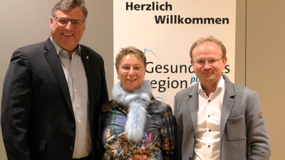 Beim Gesundheitsforum (von li) Landrat Stefan Löwl, Annette Eichhorn-Wiegand (Geschäftsführerin Gesundheitsregion Plus) und Apothekensprecher Maximilian Lernbecher. <br> (Foto: GEN)