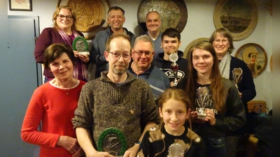 Die besten Schützen: Marlene Traunfelder, Bernhard Fest, Helmut Medele, Viktoria Graßl und Ina Wetzel (vorne von links) sowie Katja Graßl, Franz Graßl, Jürgen Rachl, Oliver Rose und Ute Mowitz-Rudolph (hinten von links). (Foto: Almenrausch und Edelweiß Pellheim)