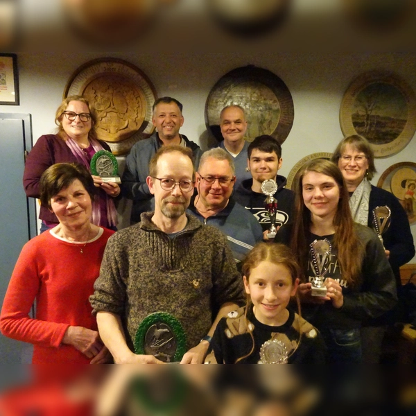 Die besten Schützen: Marlene Traunfelder, Bernhard Fest, Helmut Medele, Viktoria Graßl und Ina Wetzel (vorne von links) sowie Katja Graßl, Franz Graßl, Jürgen Rachl, Oliver Rose und Ute Mowitz-Rudolph (hinten von links). (Foto: Almenrausch und Edelweiß Pellheim)