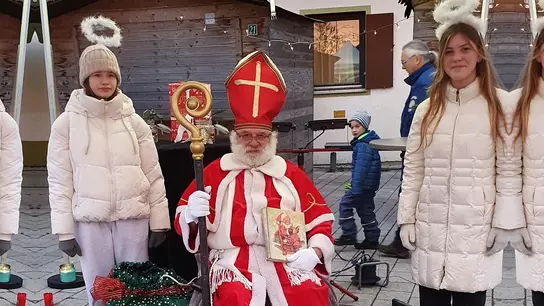 Mit seinen Engelchen wartet der Nikolaus auf die Kinder aus Odelzhausen. (Foto: KJR)