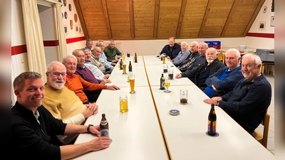 Erinnerungen an gemeinsame Einsätze kamen beim Treffen nicht zu kurz. (Foto: KBI Dachau)