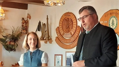 Stephanie Burgmaier und Stefan Löwl beim politischen Frühschoppen der CSU. (Foto: CSU)