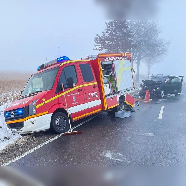 Die VW-Fahrerin rutschte auf spiegelglatter Fahrbahn in das Feuerwehrauto. (Foto: KBI Dachau)