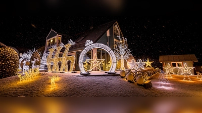 Das Weihnachtshaus in Wiedenzhausen erstrahlt wieder im hellen Lichterglanz. (Foto: Stefan Gerlach)