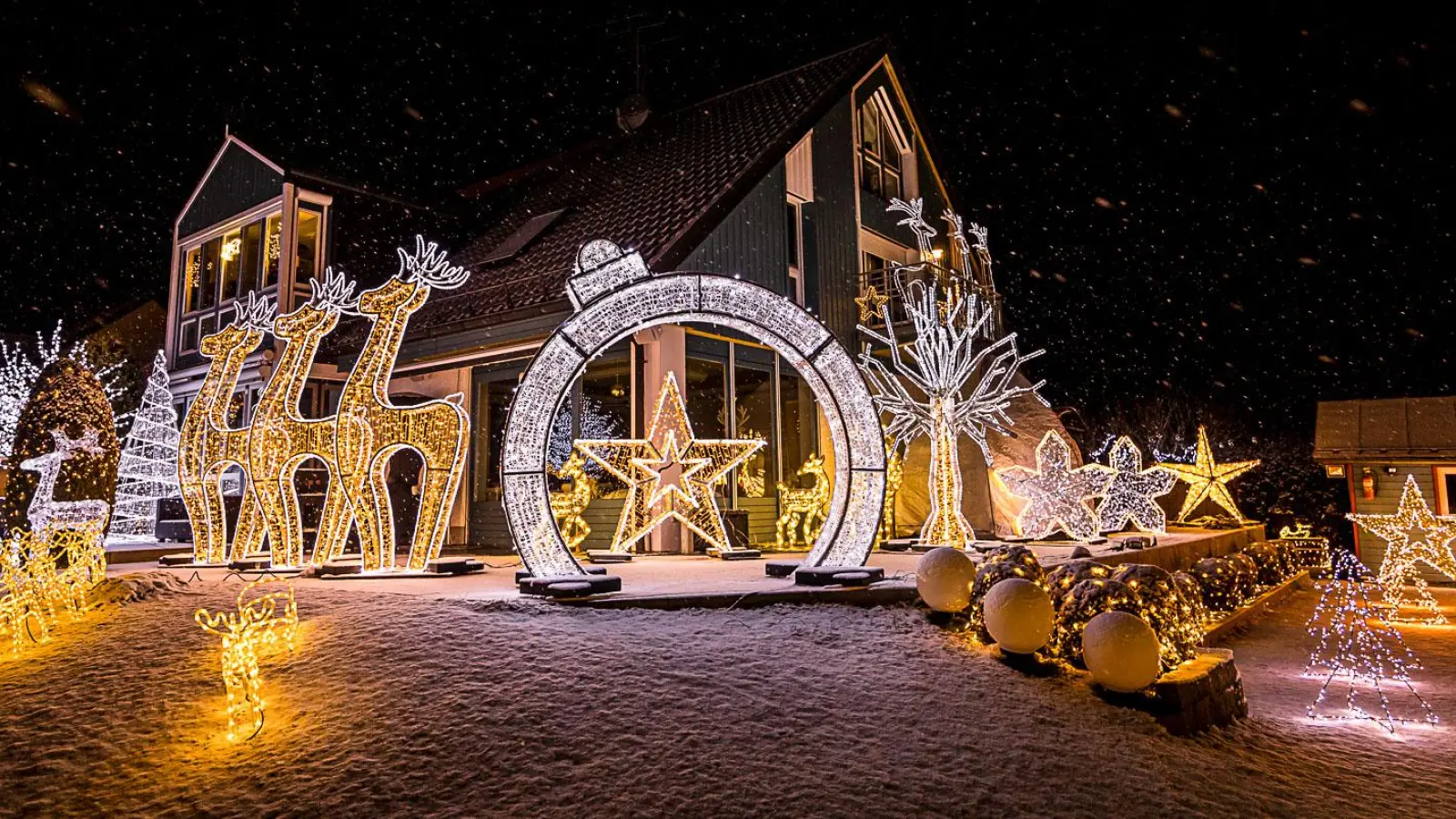 Das Weihnachtshaus in Wiedenzhausen erstrahlt wieder im hellen Lichterglanz. (Foto: Stefan Gerlach)