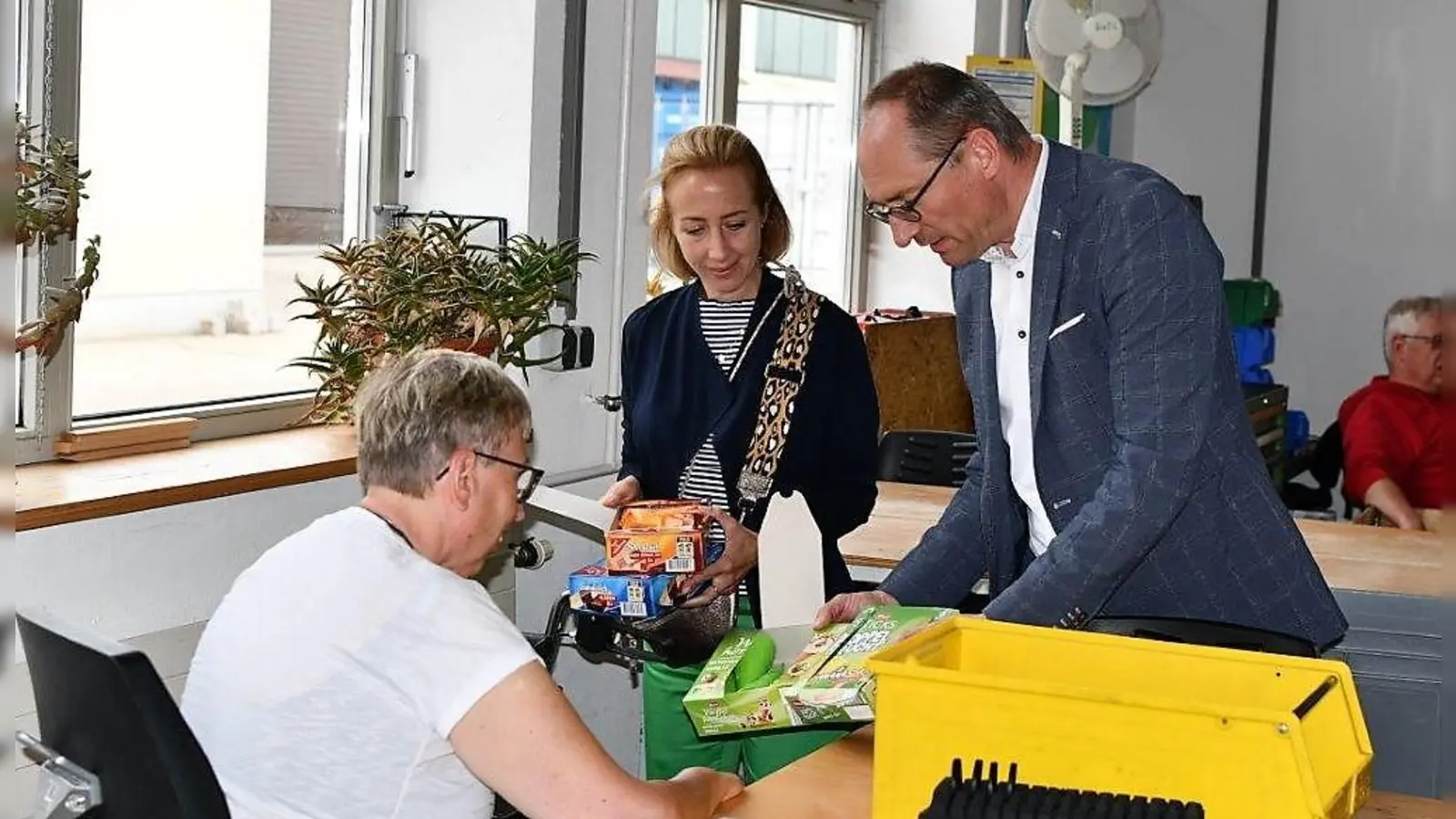 Der Landtagsabgeordnete Bernhard Seidenath und Stephanie Burgmaier bei der Steckerleis-Ausgabe.  (Foto: Frömer)